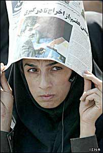 روزنامه نگاران ایرانی در تحصن در برابر مجلس سال 84