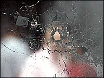 Janela de delegacia atacada por grupos armados do Rio, em dezembro de 2006