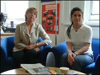 TS Heather Forland (bên trái) và cô Catherine Evans