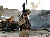 Soldado americano depois de atentado em Falluja, em 19 de outubro