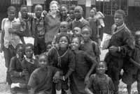 Catrin Hughes gyda'r plant ysgol buodd hi'n eu dysgu yn Zambia.