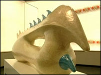 Escultura em fita adesiva