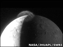 توده دود برآمده از آتشفشان تواشتار بر یو عکس از ناسا/آزمایشگاه فیزیک کاربری جانز هاپکینز/موسسه تحقیقاتی جنوب غربی