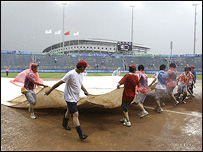Nhiều môn thi đấu ngoài trời đã bị gián đoạn do trời mưa ở Bắc Kinh hôm 14/08/08