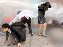  Tin cho hay 65 người bị thương khi cảnh sát phun vòi rồng vào đám đông