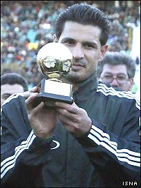 علی دايی با جام ويژه کميته آمار و اطلاعات فيفا