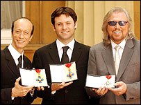 Barry (esquerda) e Robin (extrema direita) dos Bee Gees