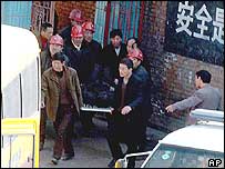 ایک کان کن کو بچانے کی کوشش کی جارہی ہے