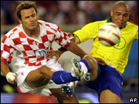 Ronaldo em bola dividida com Stjepan Tomas, da Croácia, durante amistoso no estádio de Poljud