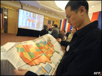 Chinês olha mapa dos EUA para jornada eleitoral organizada pelo Consulado dos EUA em Chengdu