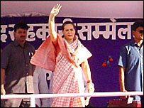 एक चुनावी रैली में सोनिया गाँधी