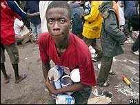 Liberiano rouba latas de comida no porto de Monróvia