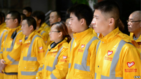 救灾志愿者在重庆集合等待出发往四川雅安灾区（中新社图片20/4/2013）