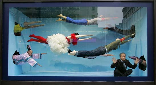 中国艺术家装置艺术“跟随我”