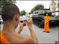 Sư sãi chụp ảnh bên xe tăng của quân đội