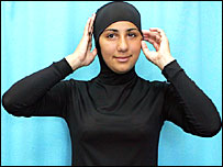 बुरक़ीनी पहने एक ऑस्ट्रेलियाई लाइफ़गार्ड