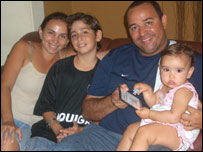 Gilberto e a família na sua casa, em Fortaleza