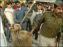 कंकाल ले जाते पुलिसकर्मी