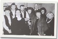 Aelodau cyntaf a fu'n cynnal gwasanaethau ar fferm cefngwyddel