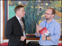 Các chuyên gia đang trao đổi bằng tiếng Việt bên lề hội thảo