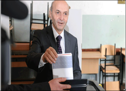 Zgjedhjet u thirrën pas tërheqjes së LDK-së nga koalicioni qeverisës në Kosovë. Kreu i ri i LDK-së Isa Mustafa voton në zgjedhje.