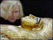 پژوهشگران گفته اند نشانه ای که مويد وارد شدن ضربه ای به پشت سر توت عنخ آمون باشد، پيدا نکرده اند