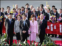 Lien Chan ve beraberindeki heyet Nanjing'de karşılama töreninde