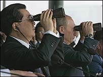 Hu Jintao e Vladimir Putin assistem às manobras