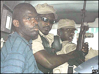 Evens Jeune (à esquerda) durante sua prisão