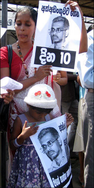 Hemamali Sirimalwatta holding a placard calling for the release of her husband (file photo: by Elmo Fernando)