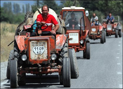 Người dân bỏ chạy khỏi một ngôi làng ở Nam Ossetia