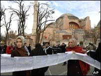 طومار امضاهای مخالفان ديدار پاپ از ترکيه