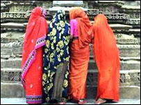 ہندو خواتین مندر کے باہر(فائل فوٹو)