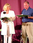 Christine Prichard a Wyn Bowen Harries yn perfformio detholiad o <i loading=