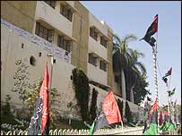 Bandeiras do PPP em frente a prédio da Universidade de Karachi