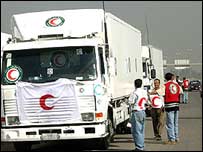 Felluce'ye girmeyi bekleyen Kızılhaç konvoyu