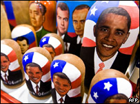 Bonecos com imagem de Obama em feira de Moscou (19/1/AFP)