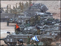 تانک های اسرائيل آماده عبور از مرز لبنان می شوند