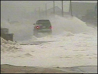 Furacão Isabel chega à costa dos EUA