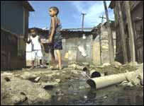 Criança em favela na Cidade de Deus, no Rio