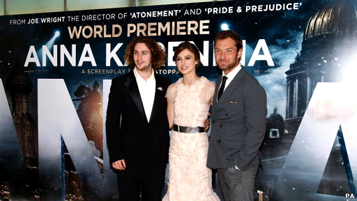 凯拉·奈特莉（中）和两名男主角扮演者在首映式上