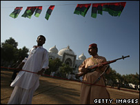 Các ủng hộ viên của bà Bhutto đã canh phòng cẩn mật quanh mộ thân phụ bà