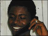 Nigeriano ao telefone celular