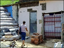 Gisele Barbosa entra em sua casa no Morro do Bumba
