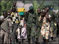 Dân tị nạn Congo và binh sĩ đi tới Goma