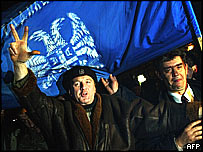 Прихильники Сербської радикальної партії з прапором