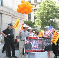 Những người biểu tình mang cờ vàng đi qua tòa 