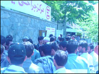 خانواده زخمی های حادثه در برابر بيمارستان