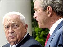 O premiê Ariel Sharon conversa com Bush em visita à Washington na semana passada