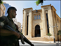 Meclis önünde bekleyen asker